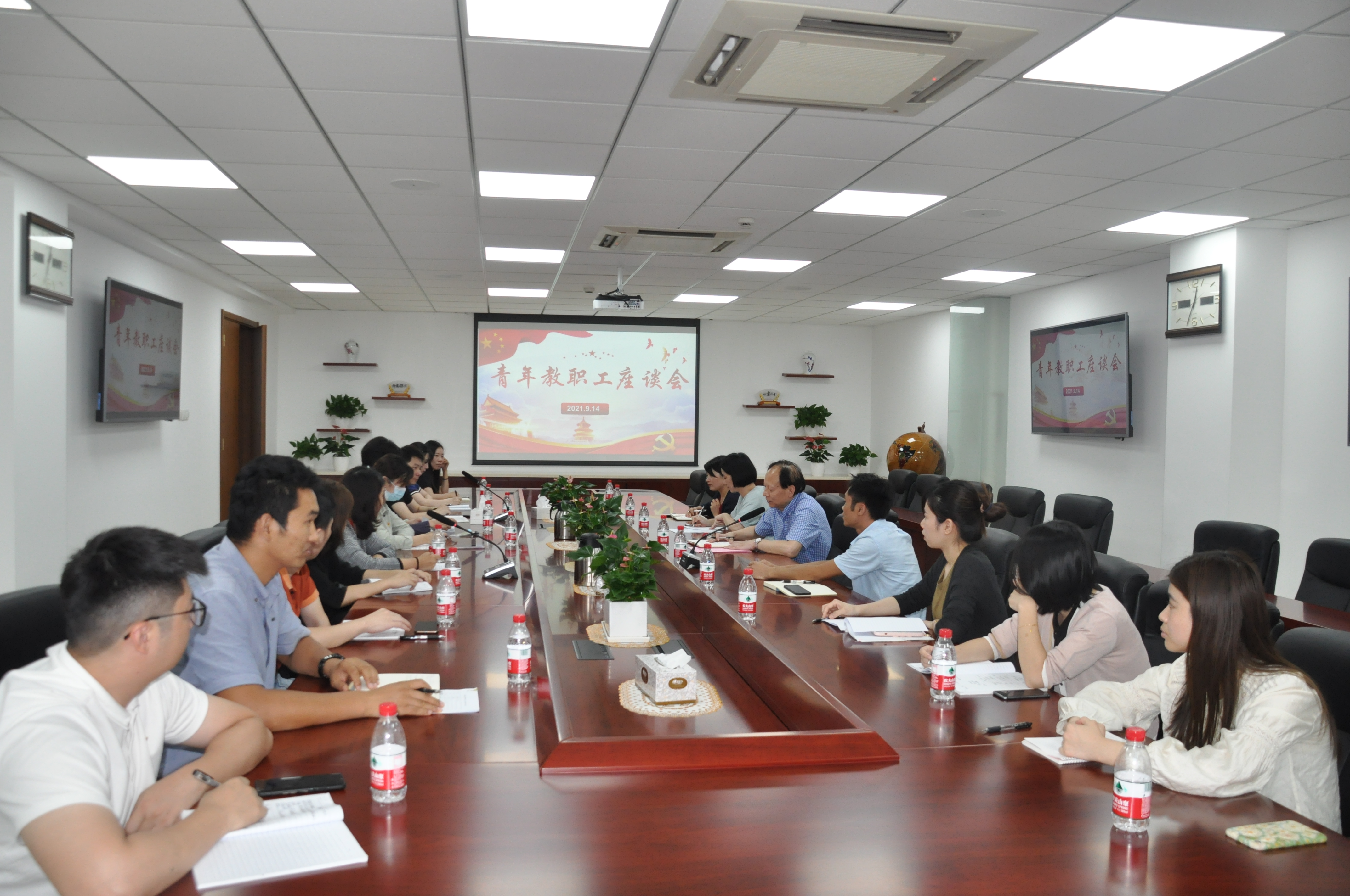 上海港湾学校召开青年教师座谈会学习习近平总书记关于师德师风的重要论述.jpg