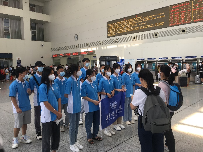 火车站接湖南新生.jpg