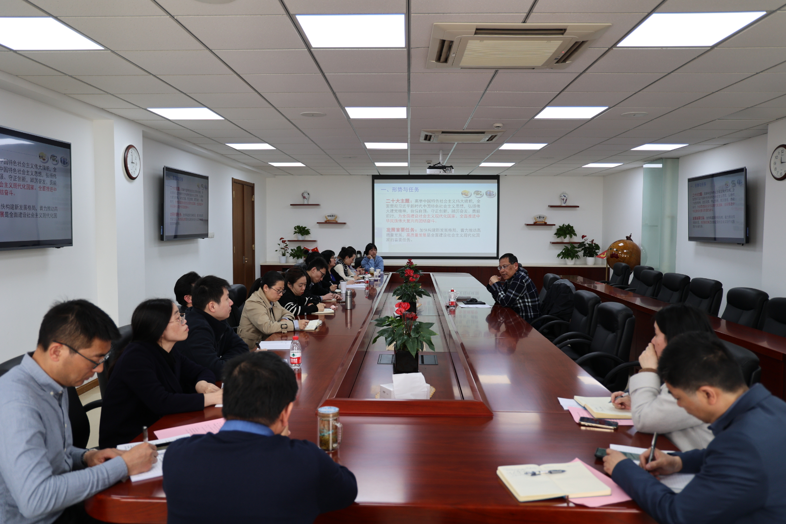 图三、科级干部、专业（部）主任、支部书记参加培训.jpg