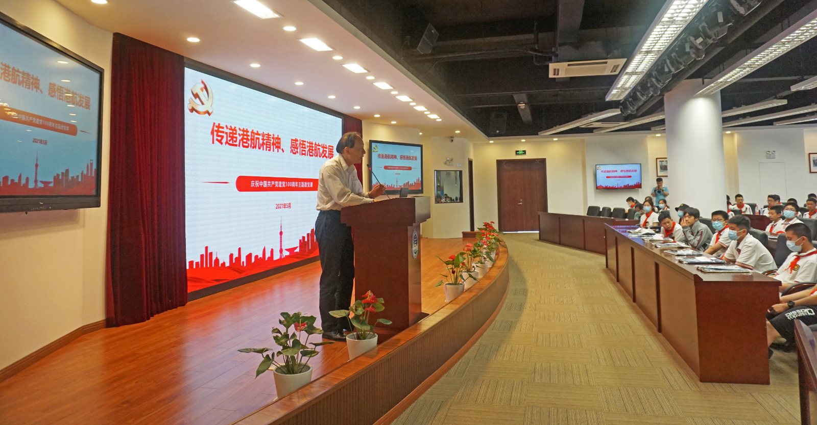上海海事大学港湾校区党委书记胡东铭老师发言.JPG