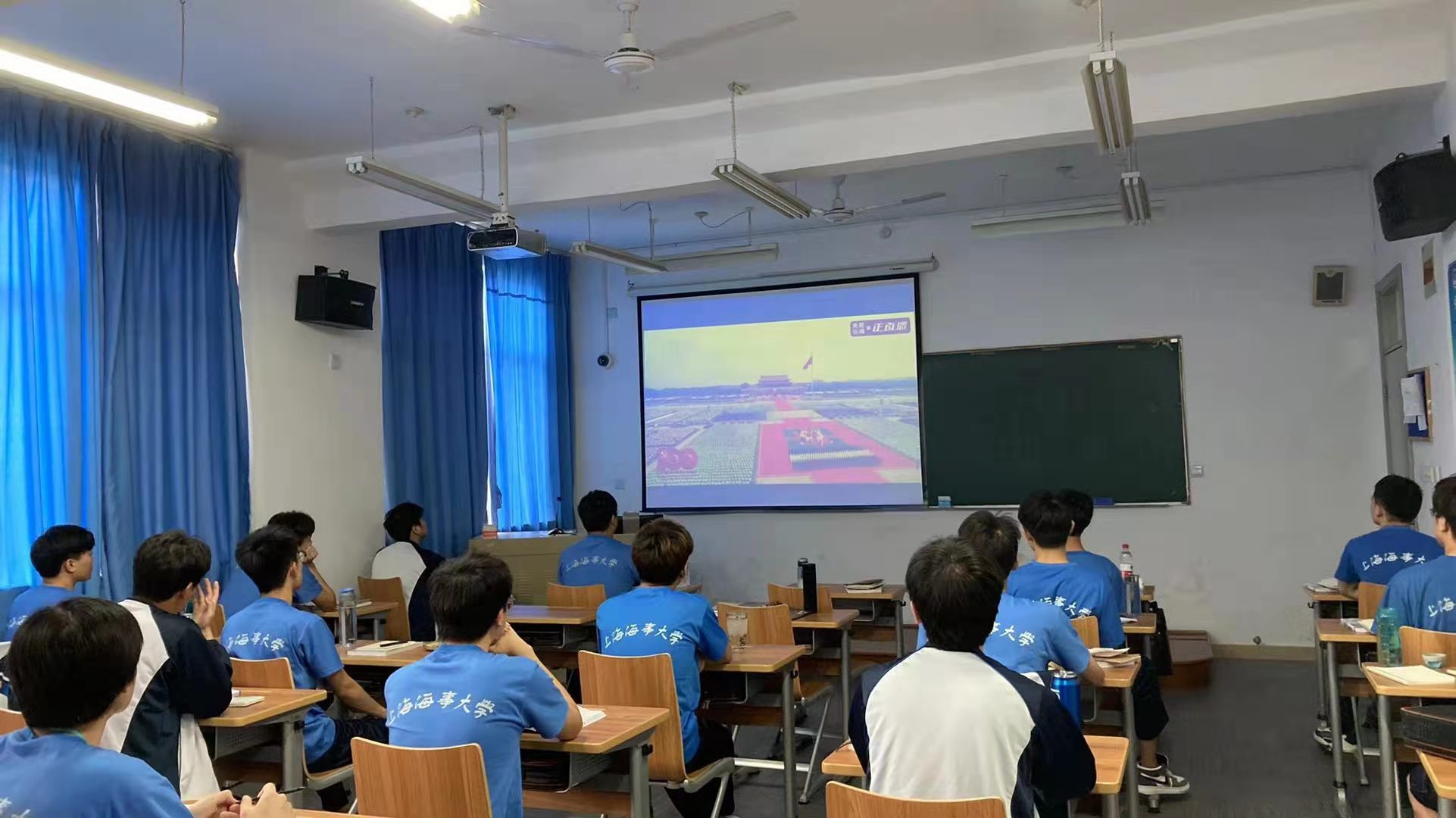 港湾校区学生代表观看“庆祝中国共产党成立100周年大会”.jpg