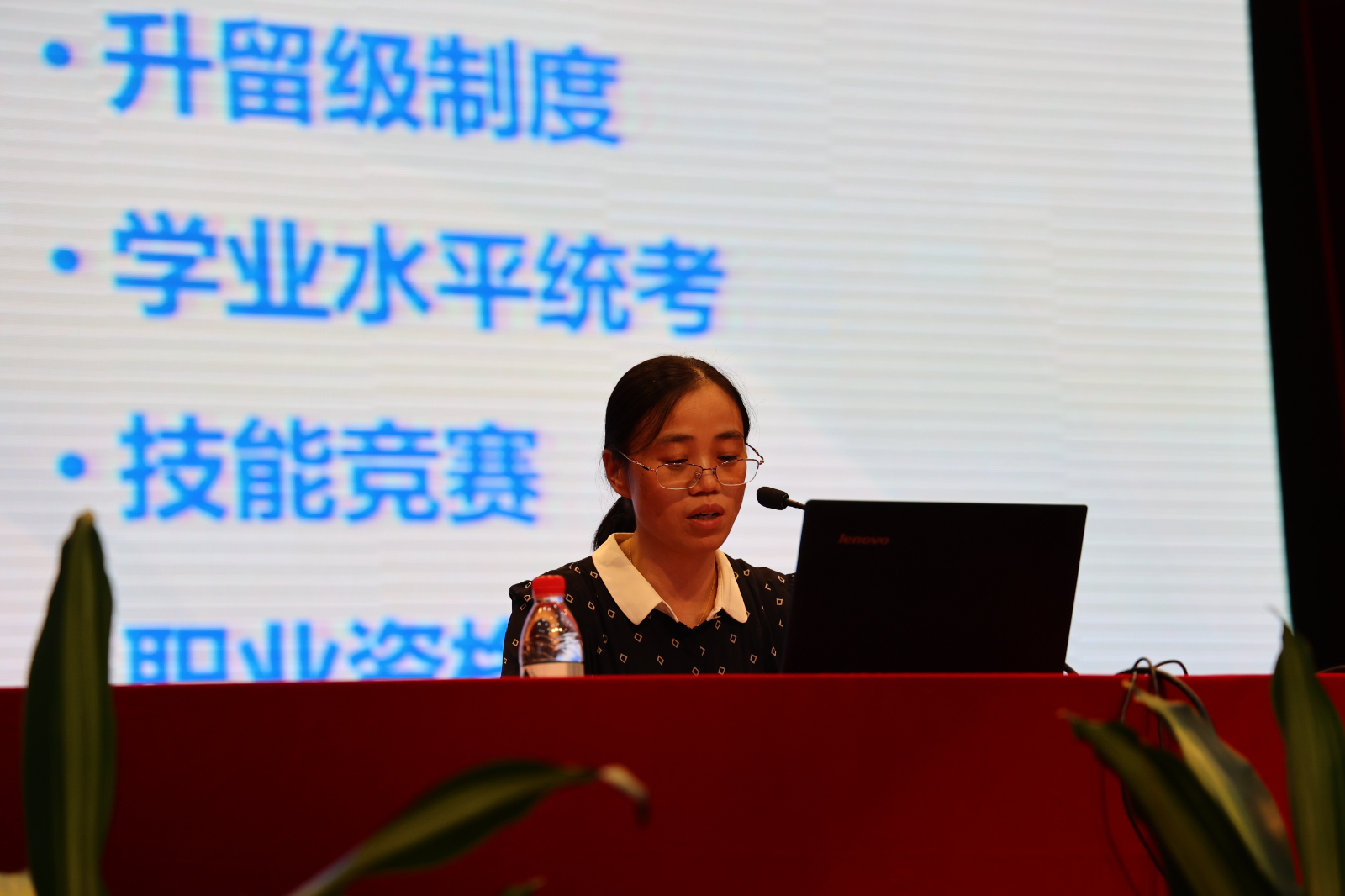 教务科长王丽华.JPG