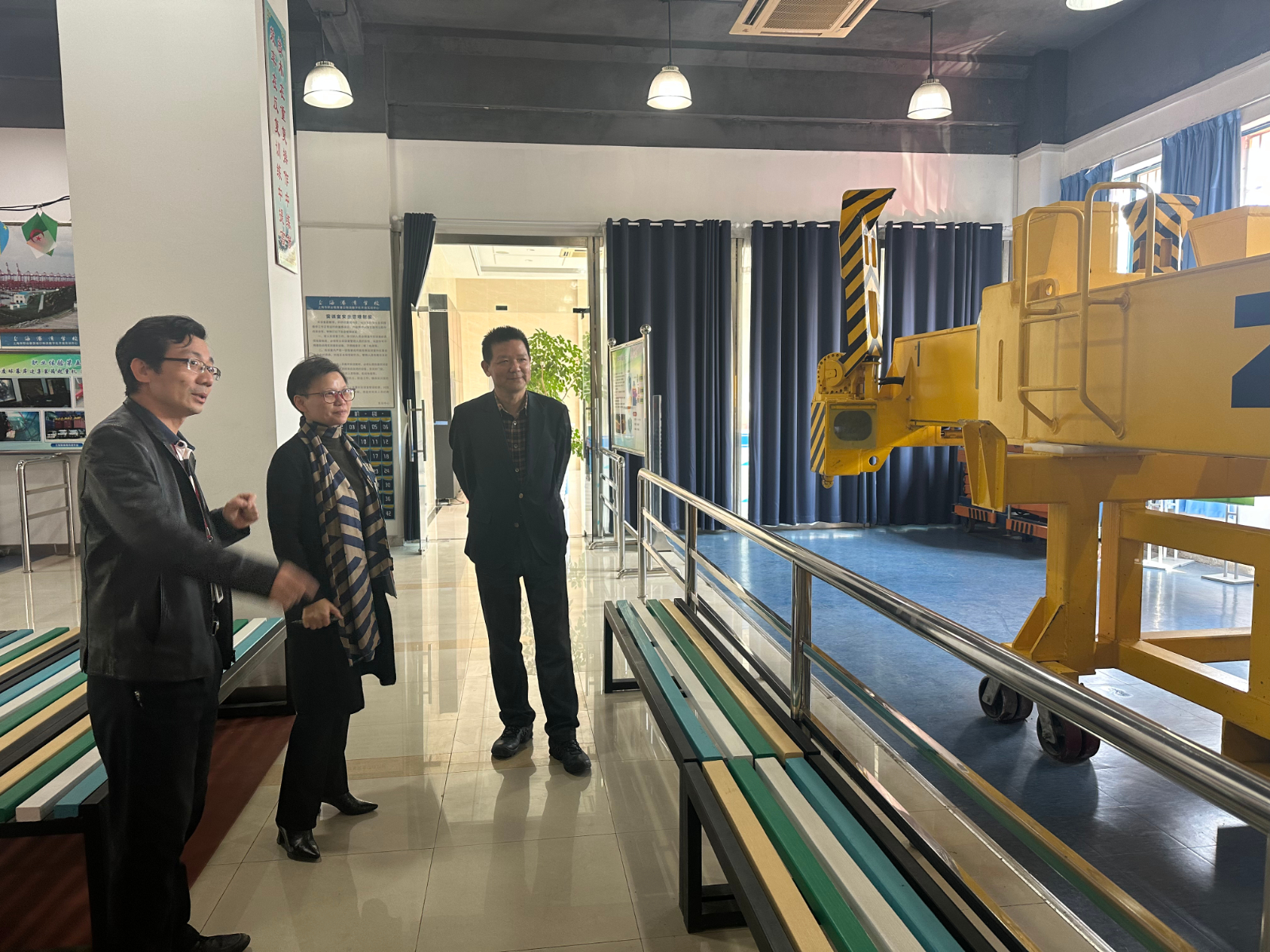 参观实训中心模拟操作设备.jpg