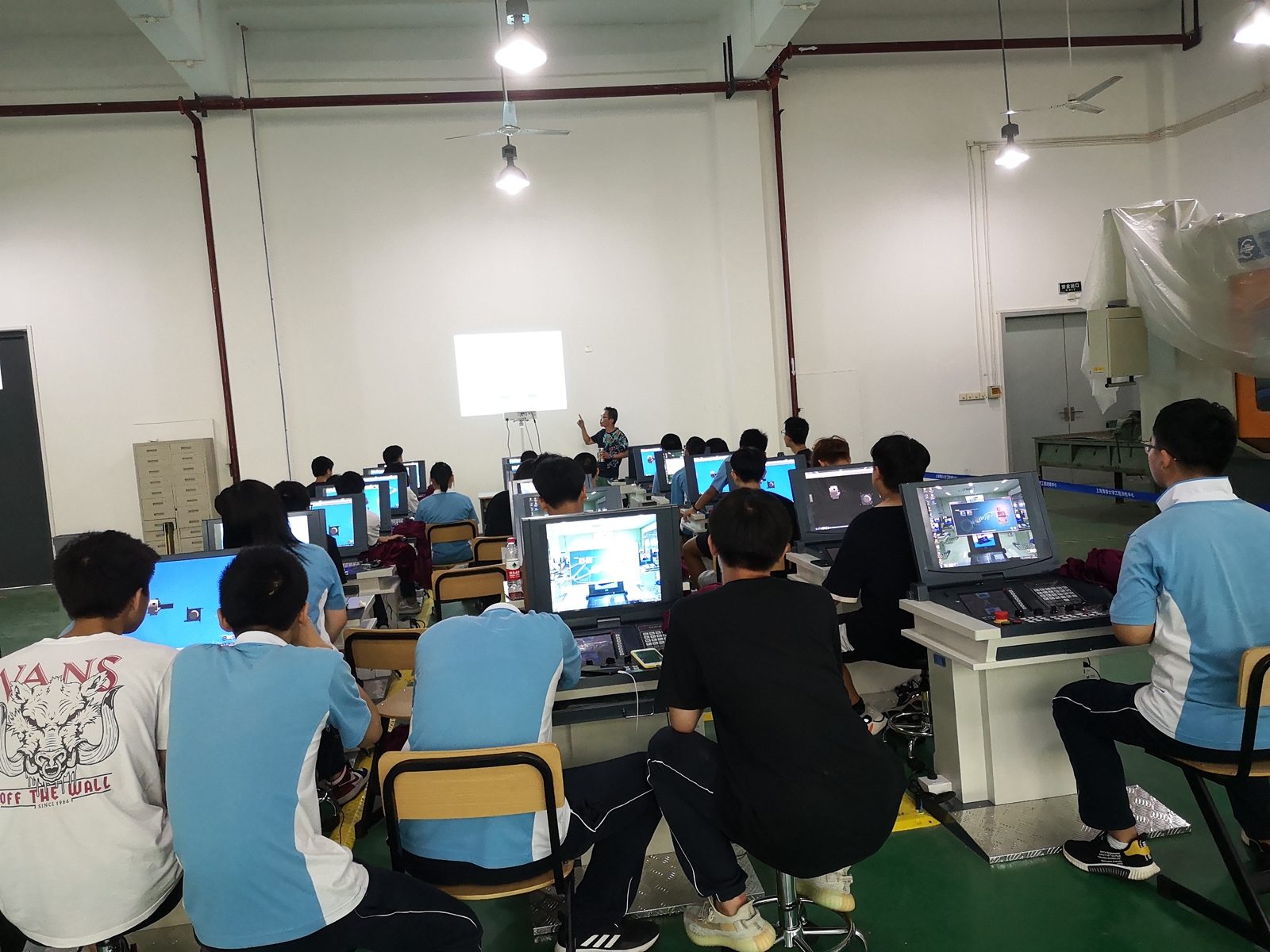8-临港实习图片1_副本.jpg