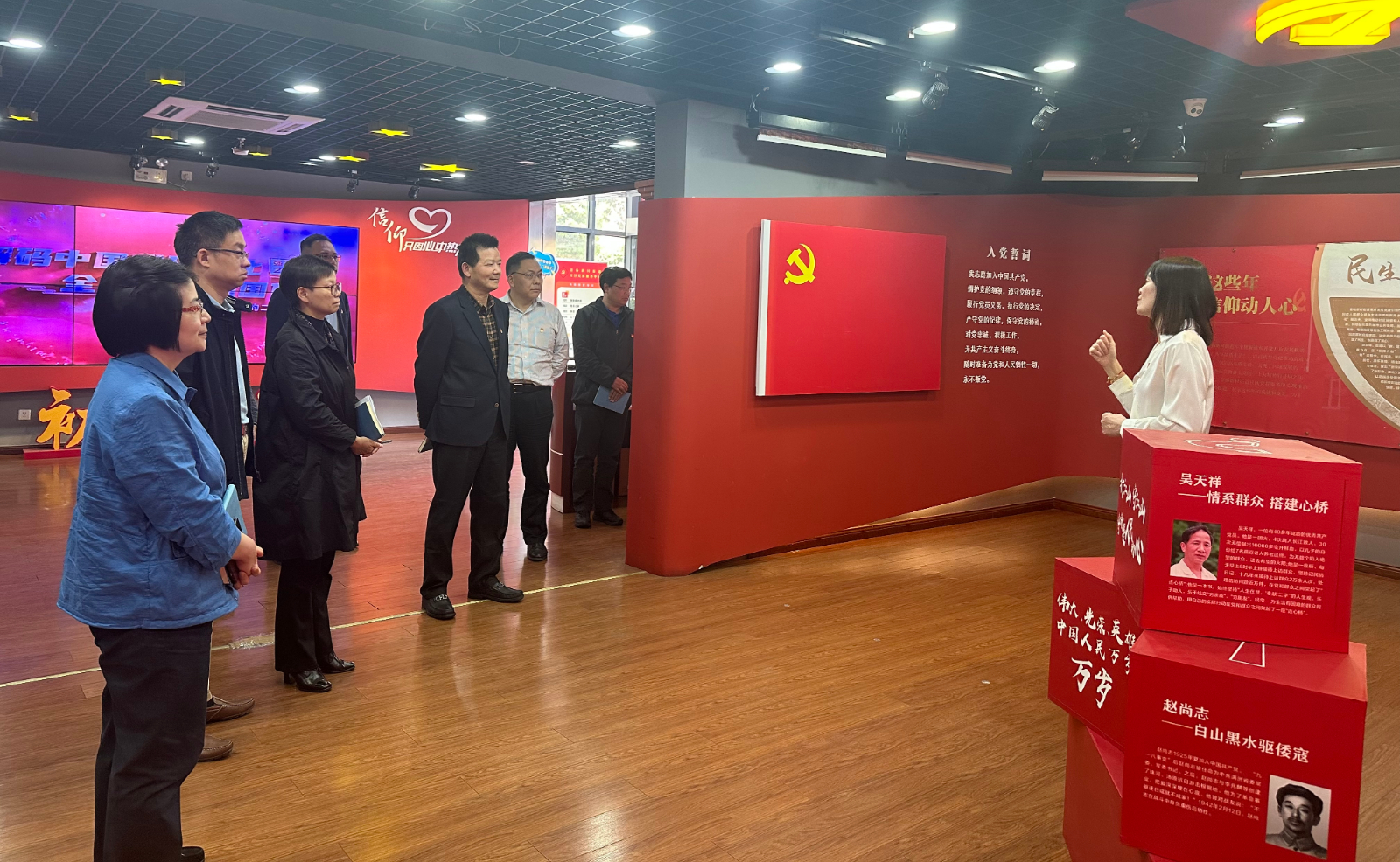 参观党建服务中心.jpg