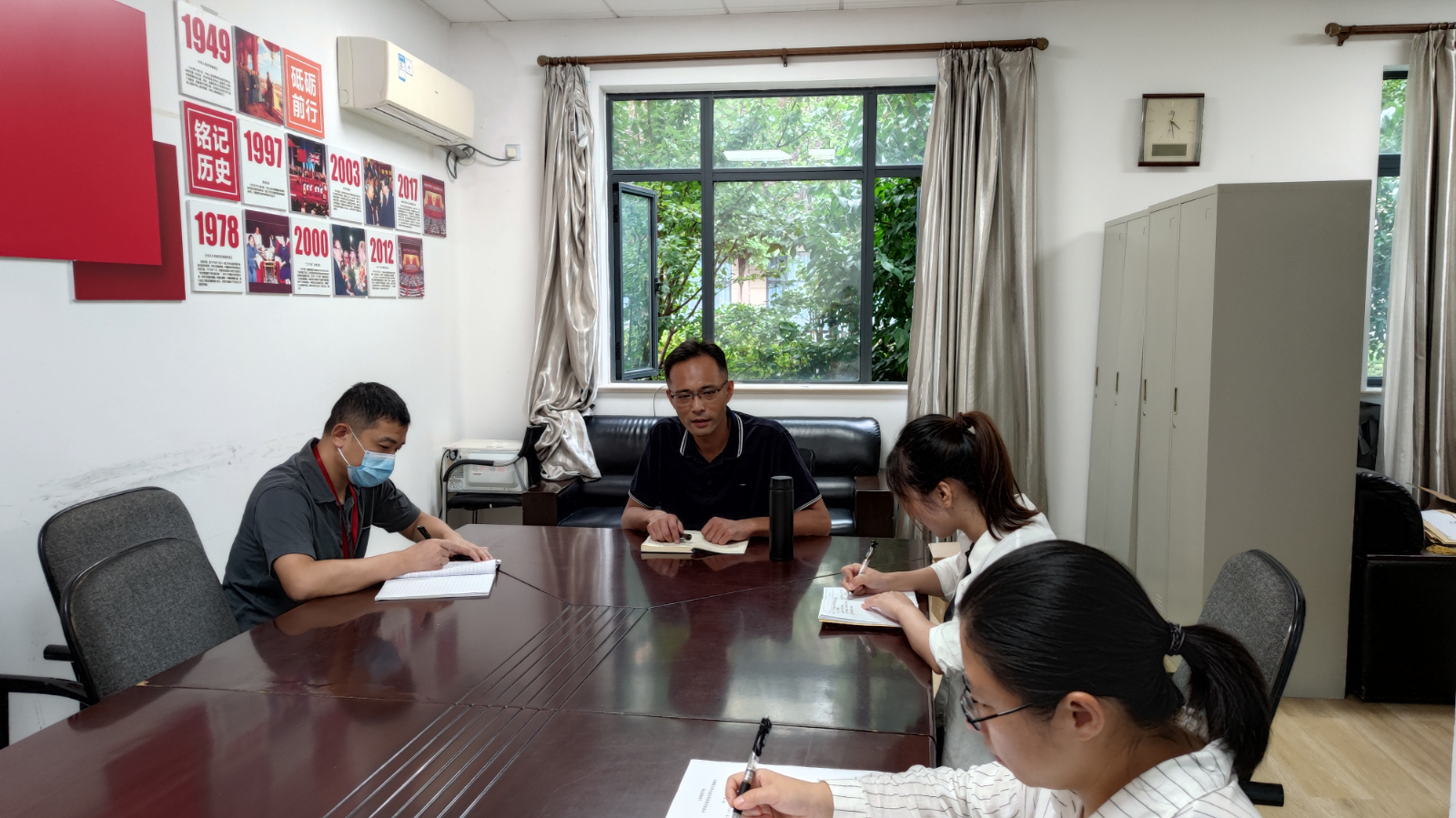 学工小组开展学习.jpg