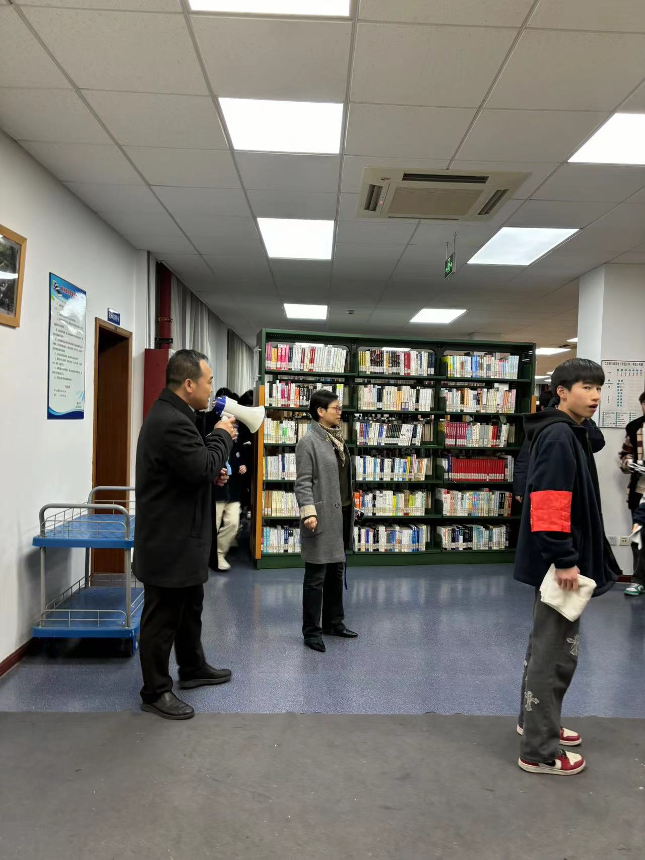 校区领导亲临演练现场.jpg