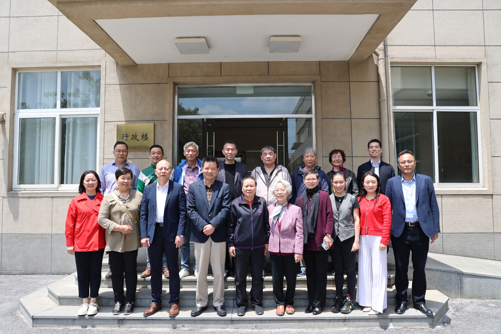 与校友代表、老教师合影留念.jpg
