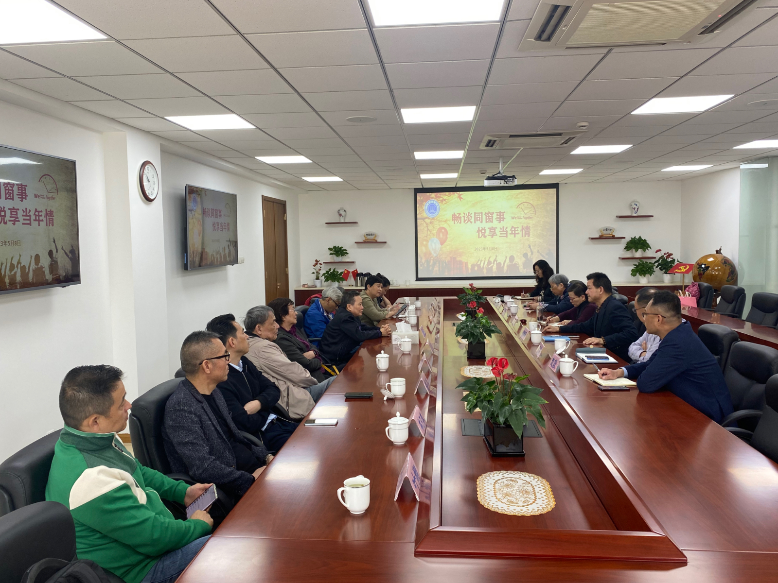 校方领导与校友代表、老教师座谈.jpg