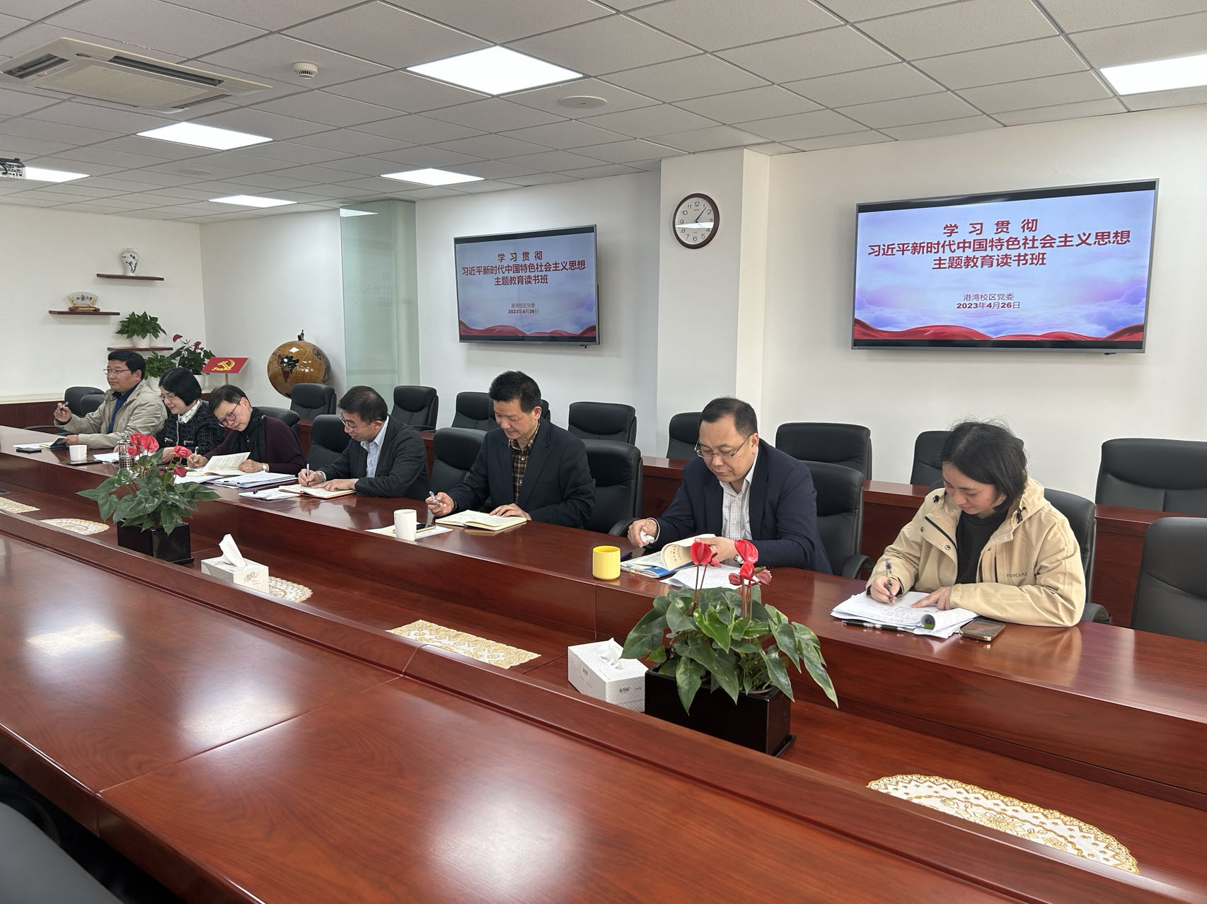 上海港湾学校学习贯彻习近平新时代中国特色社会主义思想主题教育读书班开班式.jpg