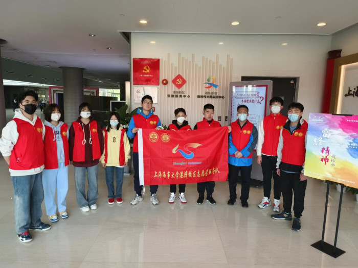 学生参加浦东图书馆志愿服务.png