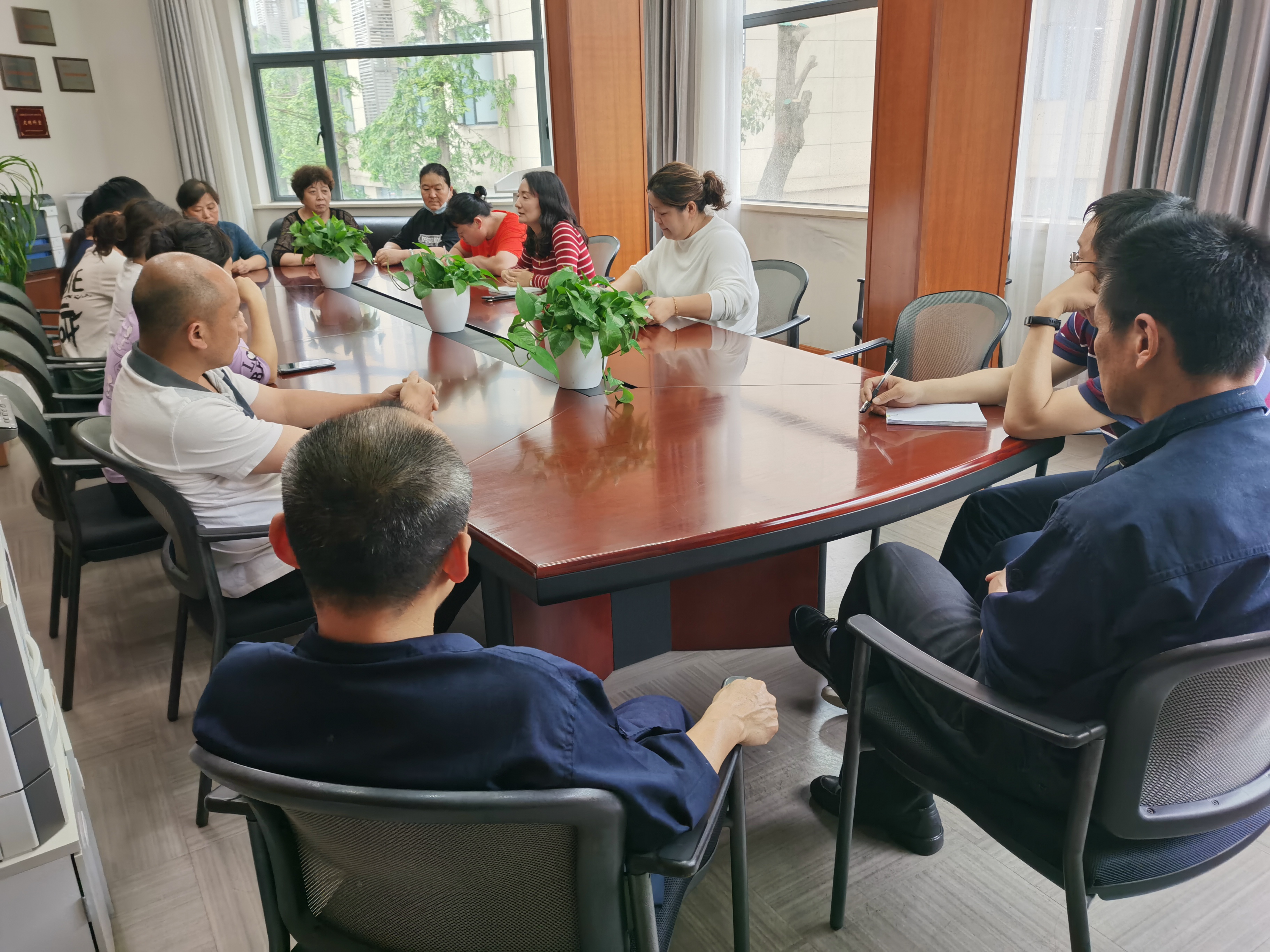 座谈会.jpg