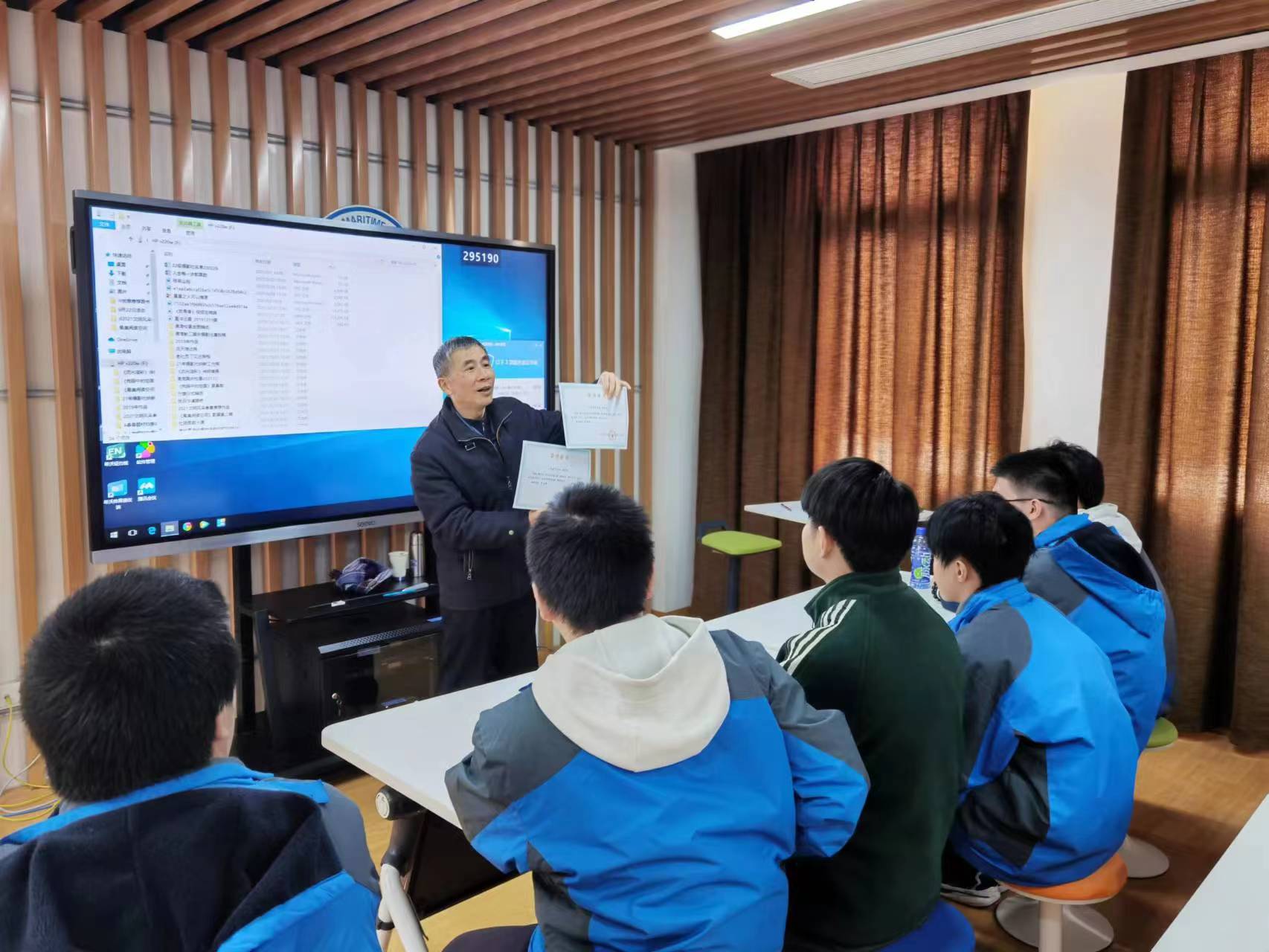 摄影社指导老师展示学生获奖证书.jpg