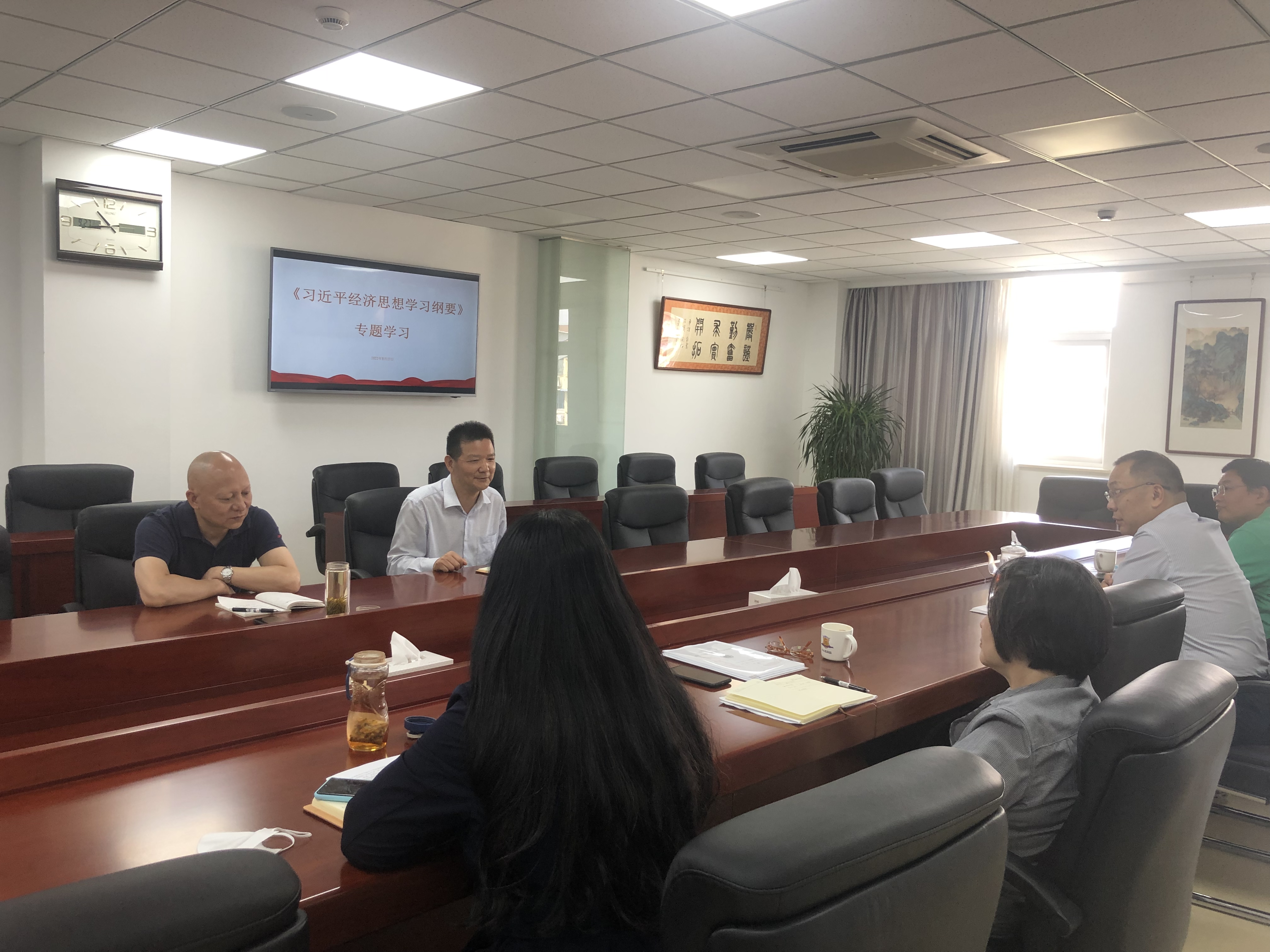 上海港湾学校二级理论中心组学习《习近平经济思想学习纲要》.jpg