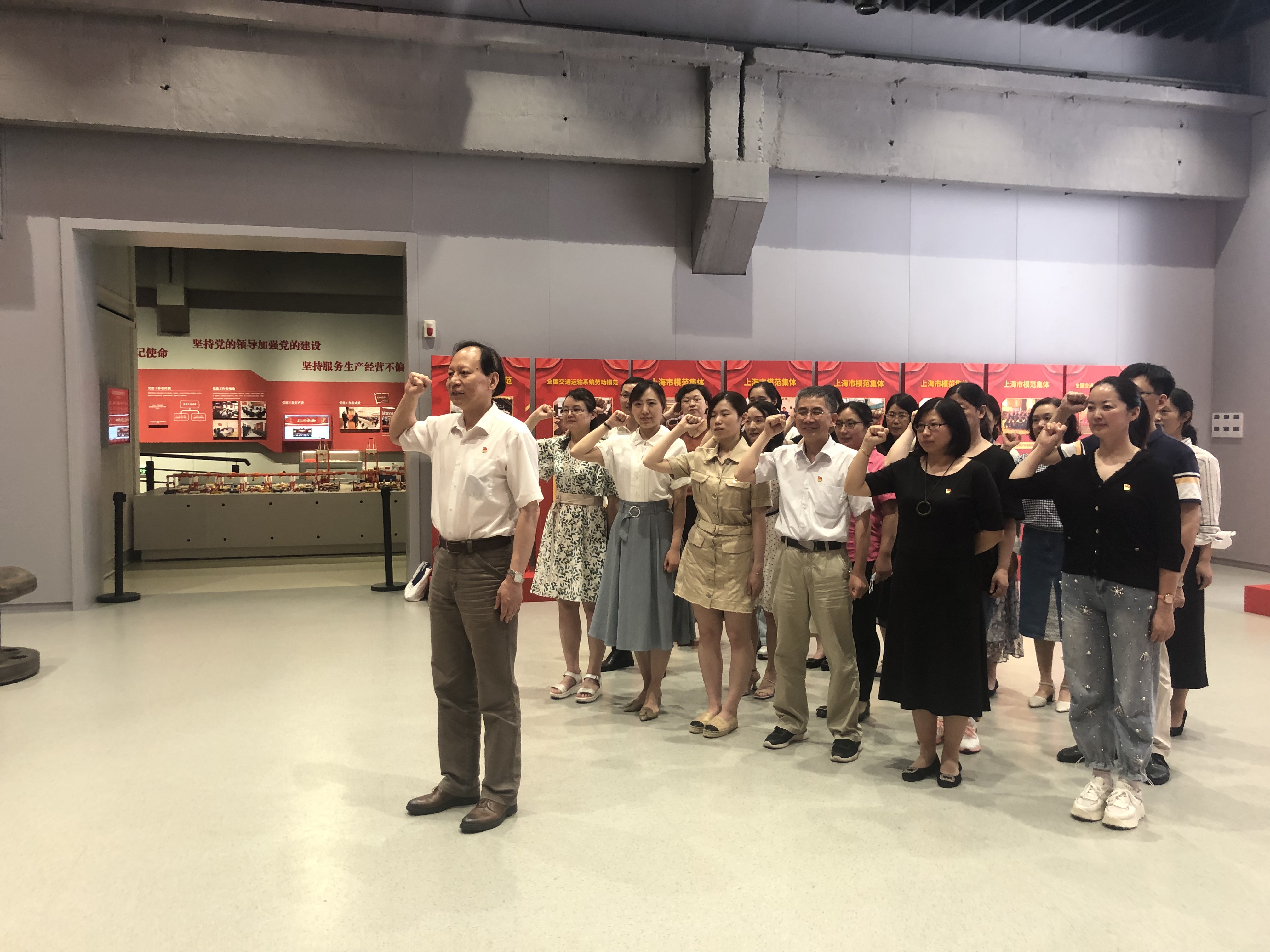 上海港湾学校举行重温入党誓词活动.jpg