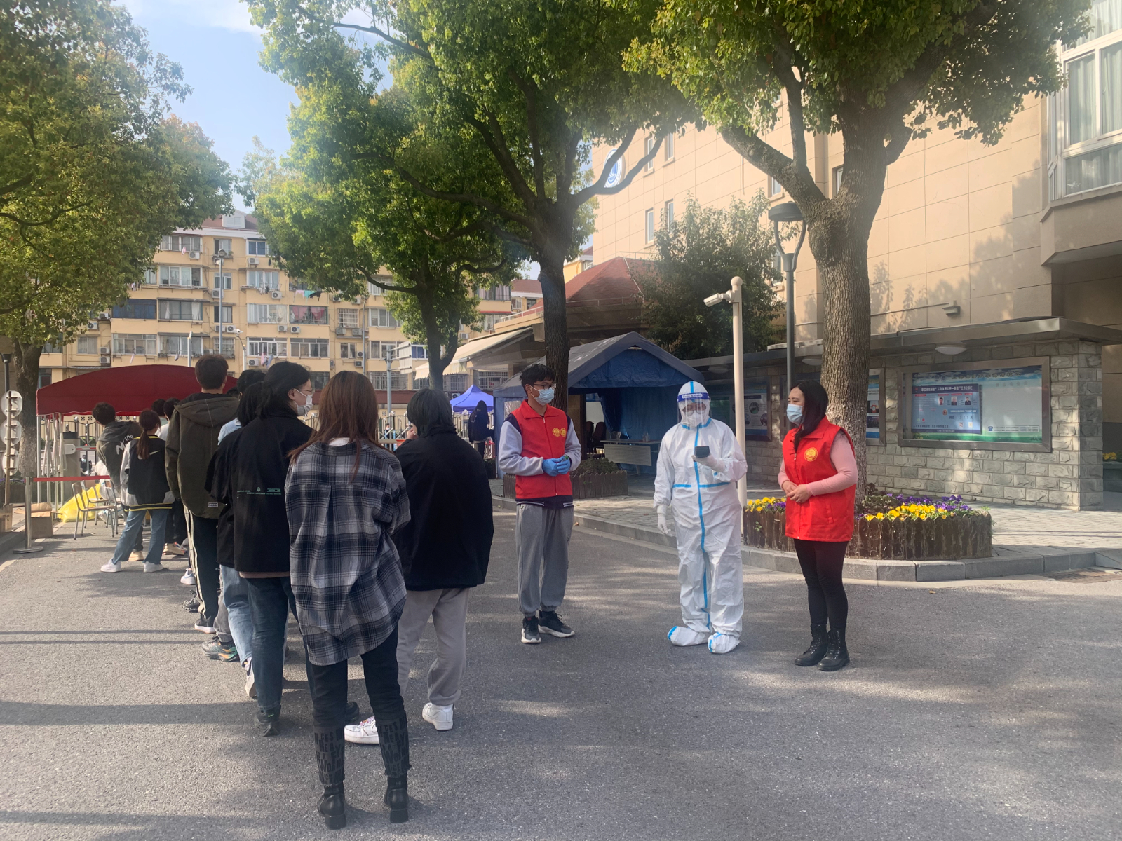 党委副书记赵婉莹组织留校学生核酸检测.jpg