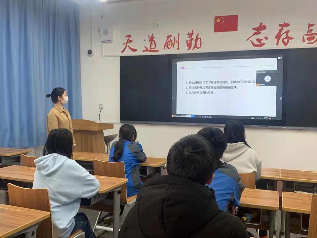 社区辅导员彭敬竹关心留校学生-1.jpg