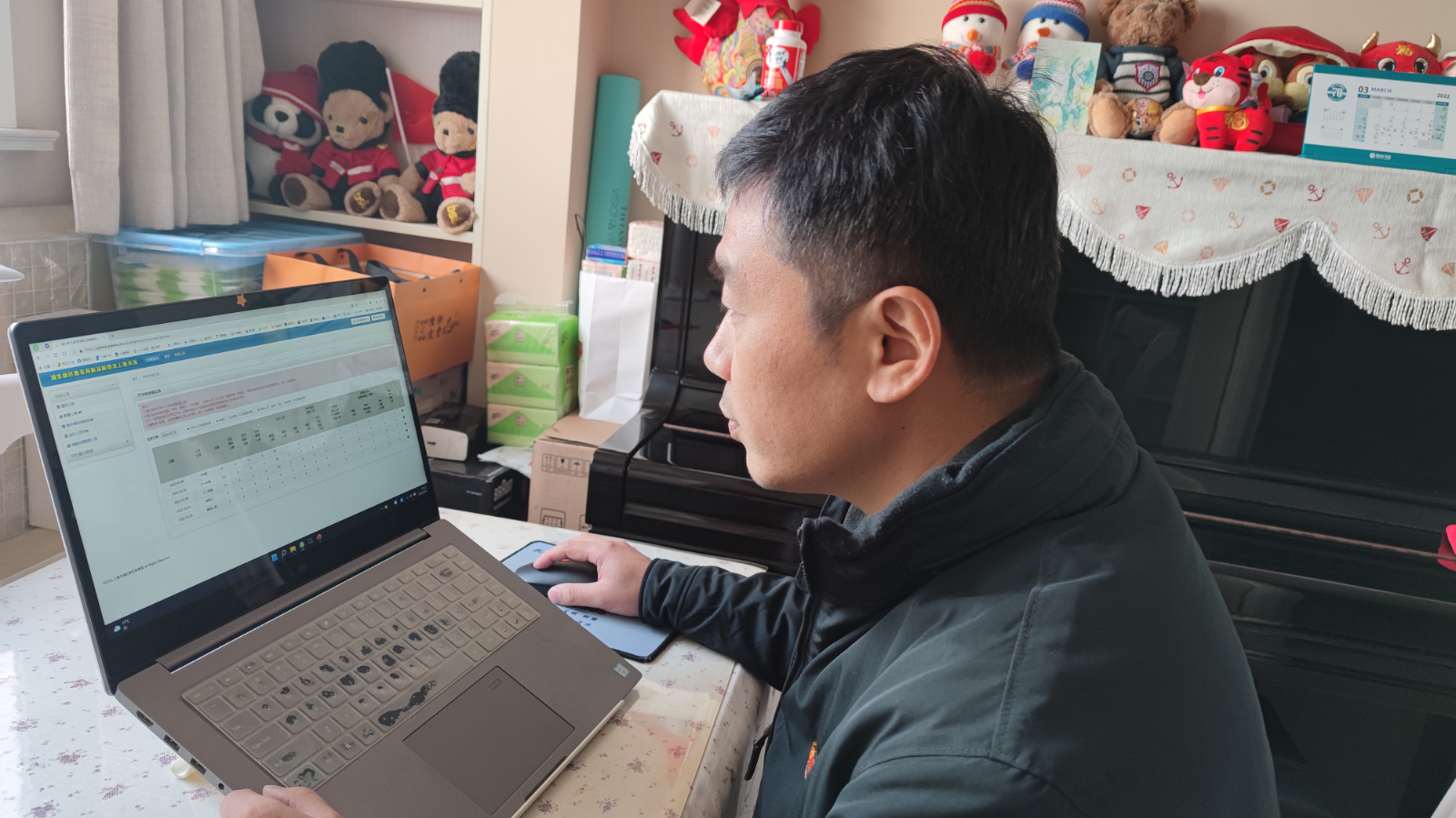 学生科副科长祝桥报送学生动态数据.jpg