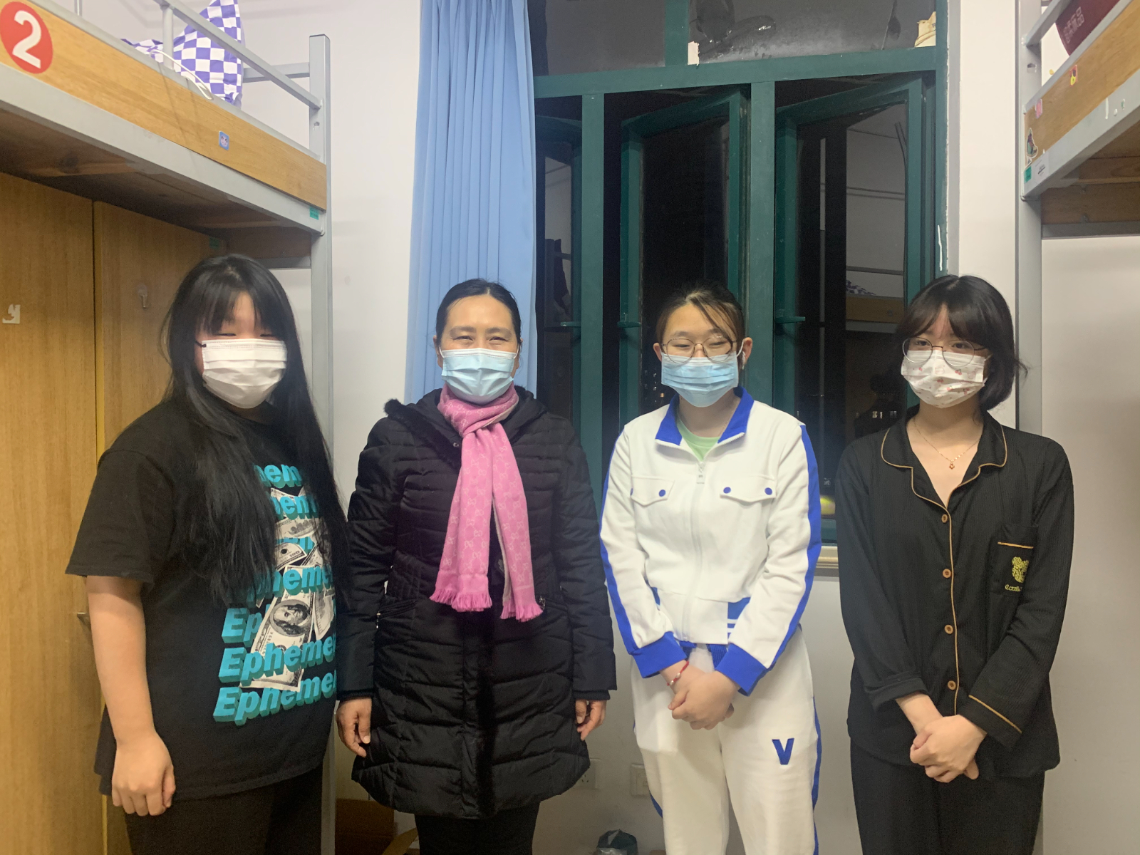 党委副书记赵婉莹走访留校学生.jpg